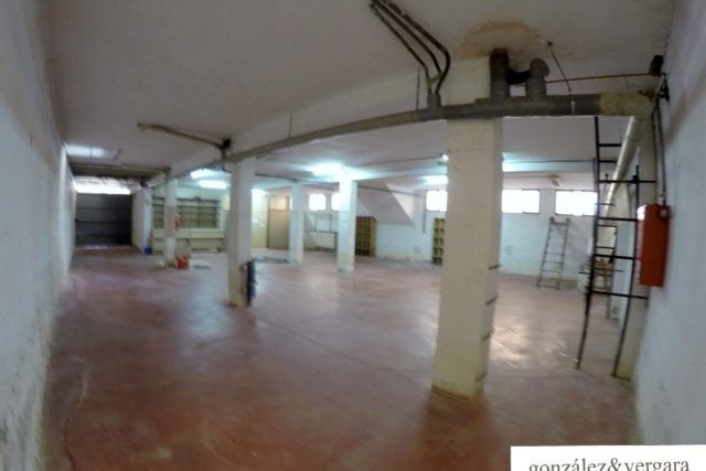 Venta de local entresuelo comercial con acceso exclusivo para vehículos, con una superficie de 420 m2, en Burjassot.