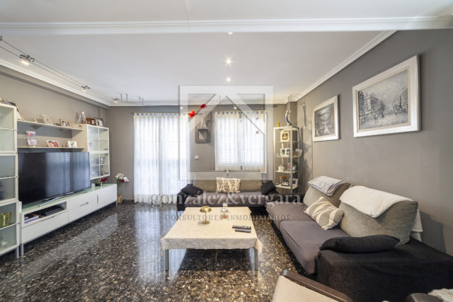 SE VENDE EN EXCLUSIVA ADOSADO ESQUINERO DE 202 M2. EN ALZIRA: 359.000,- €