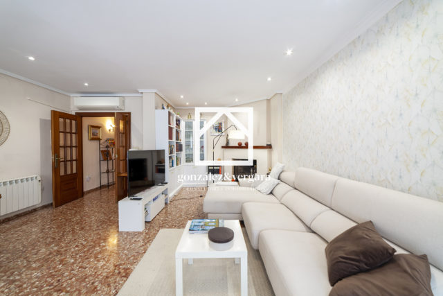 SE VENDE PISO DE 128,75 M2.CON PLAZA DE GARAJE .4 HABITACIONES.C/MESTRO LOPE DE BURJASSOT. 247.000 €.