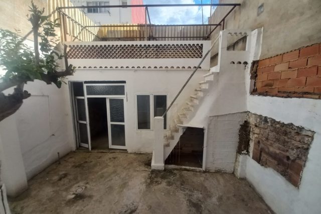 SE VENDE PLANTA BAJACOMERCIAL  EN C/JACINTO BENAVENTE DE BURJASSOT. 127 M2. 75.000,-€